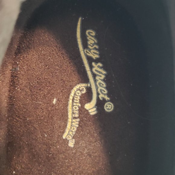 Easy Street Comfort Wave brown flat shoes, 6WW - Picture 2 of 8